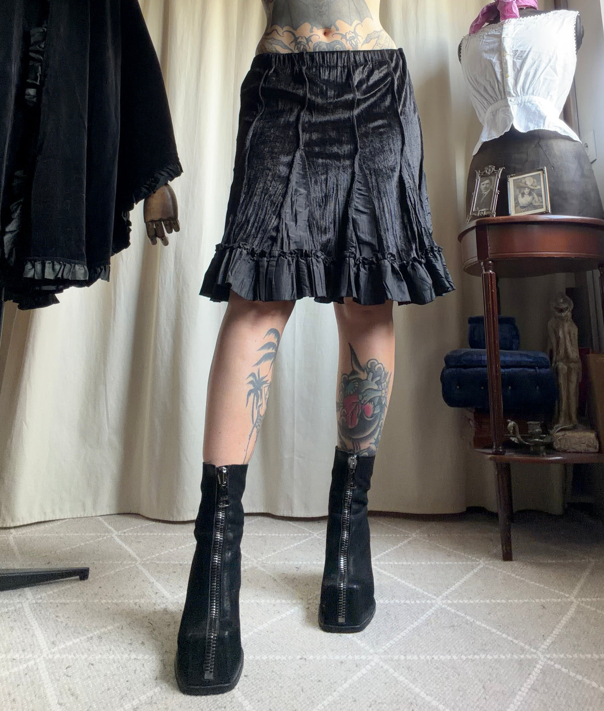 Jupe noire en velours et satin à volants style goth romantique - taille S/M