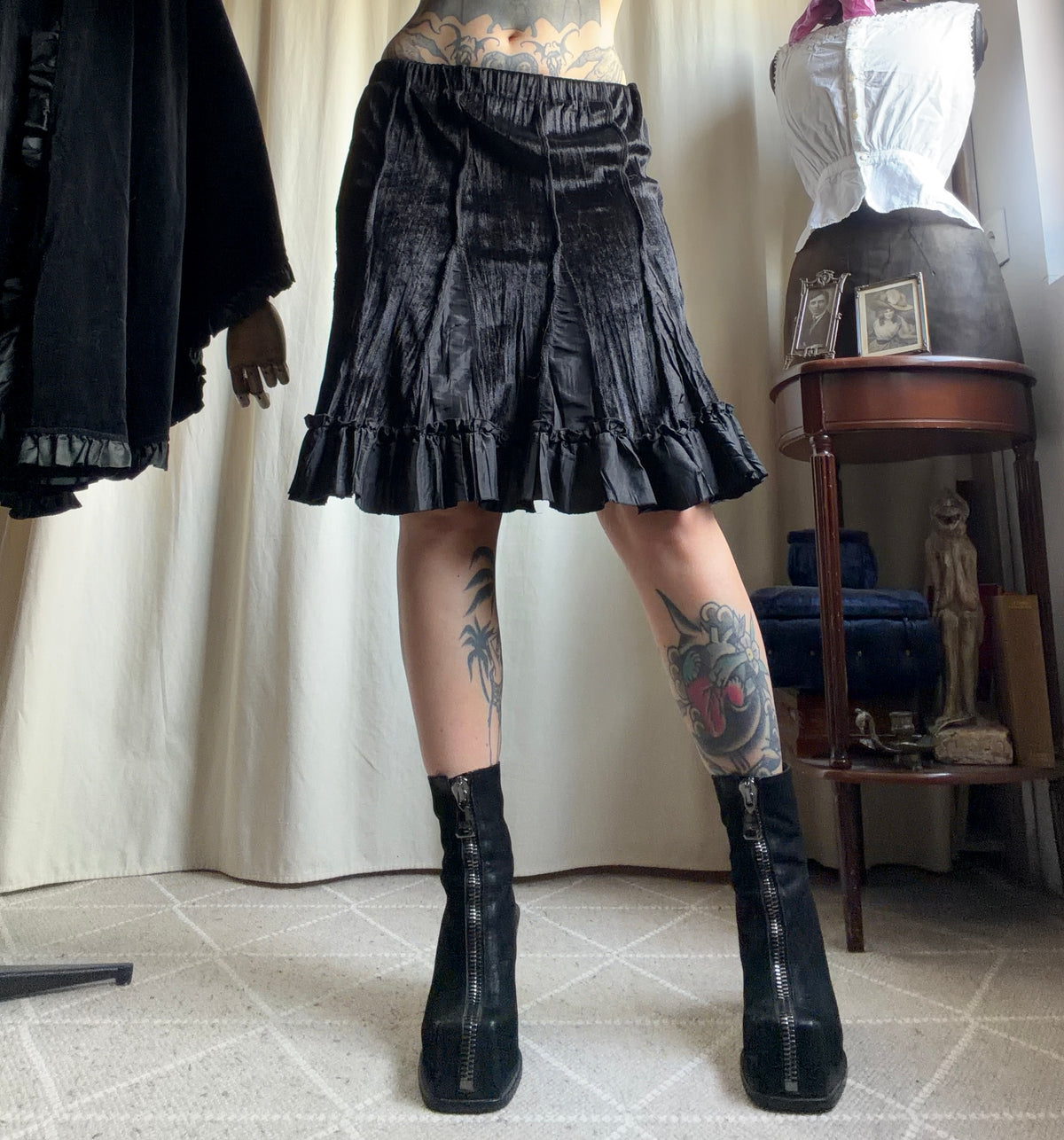 Jupe noire en velours et satin à volants style goth romantique - taille S/M