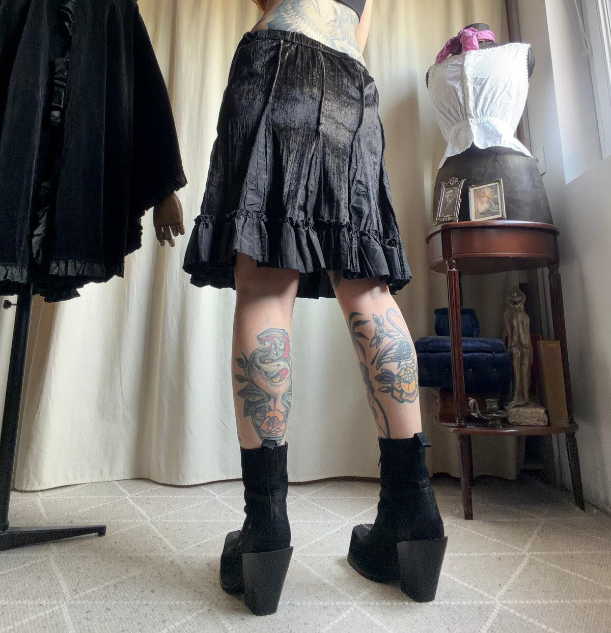 Jupe noire en velours et satin à volants style goth romantique - taille S/M