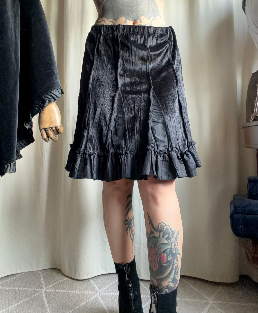 Jupe noire en velours et satin à volants style goth romantique - taille S/M
