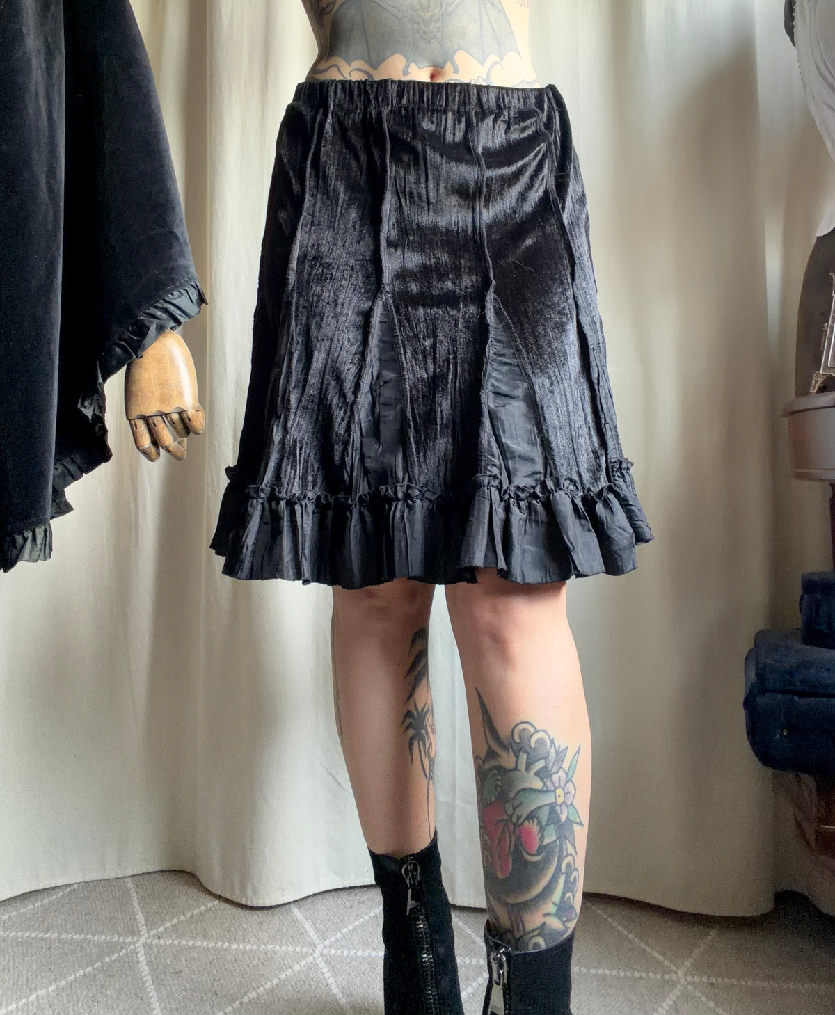 Jupe noire en velours et satin à volants style goth romantique - taille S/M