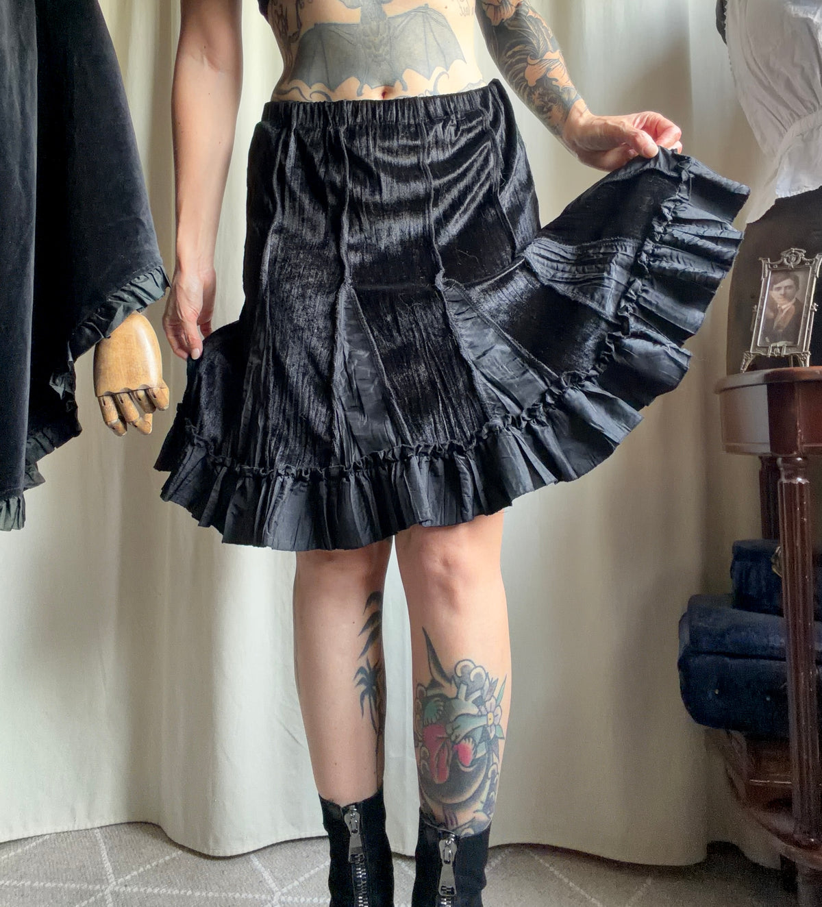 Jupe noire en velours et satin à volants style goth romantique - taille S/M