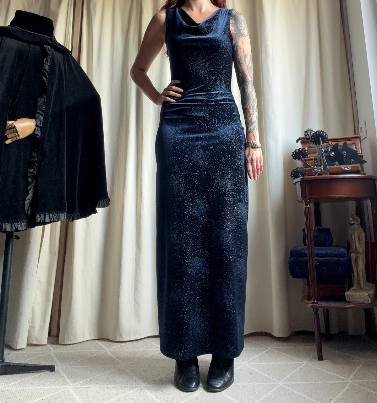 Robe longue bleu nuit velours pailleté avec col drapé – taille M/L