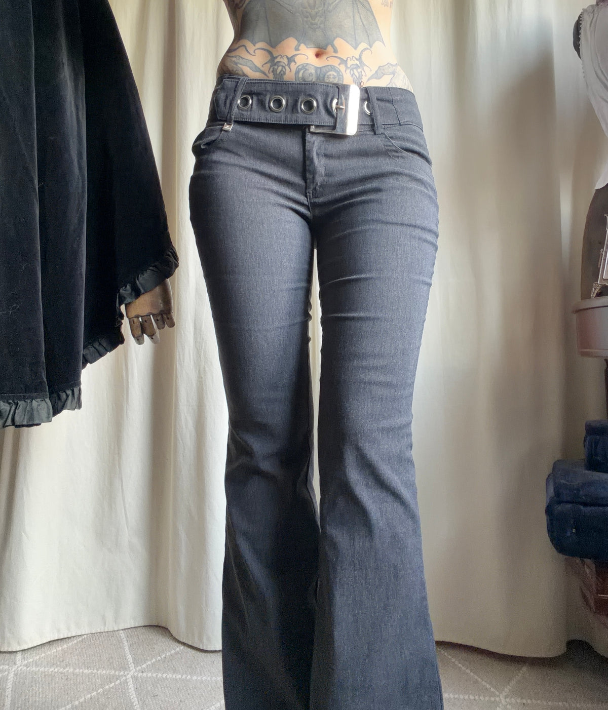 Pantalon gris anthracite évasé à ceinture œillets style corporate goth - taille S/M