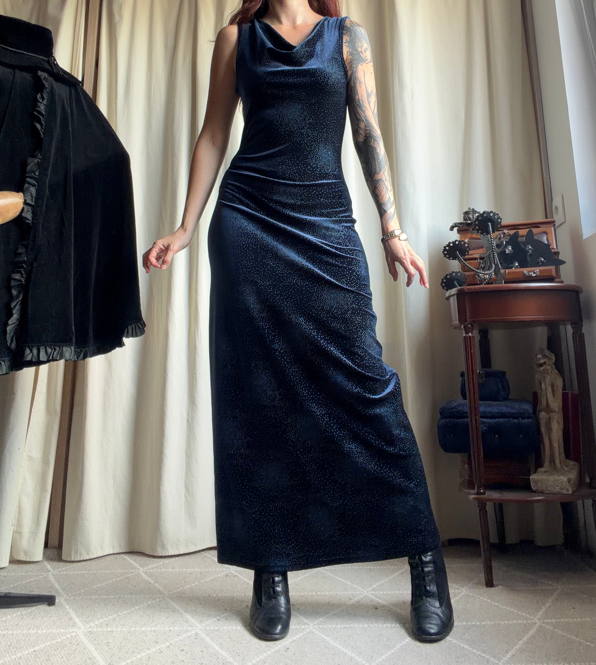 Robe longue bleu nuit velours pailleté avec col drapé – taille M/L