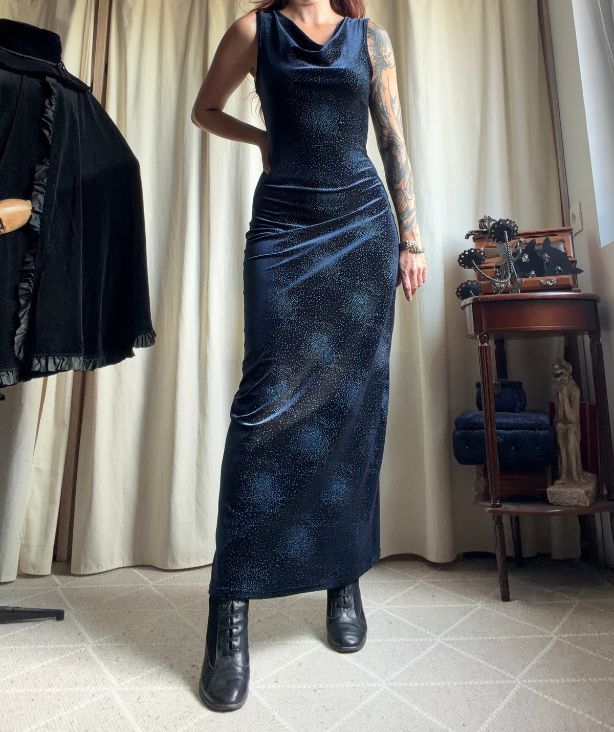 Robe longue bleu nuit velours pailleté avec col drapé – taille M/L