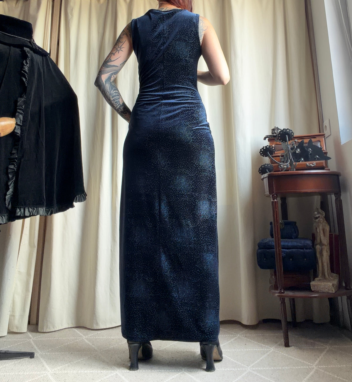 Robe longue bleu nuit velours pailleté avec col drapé – taille M/L