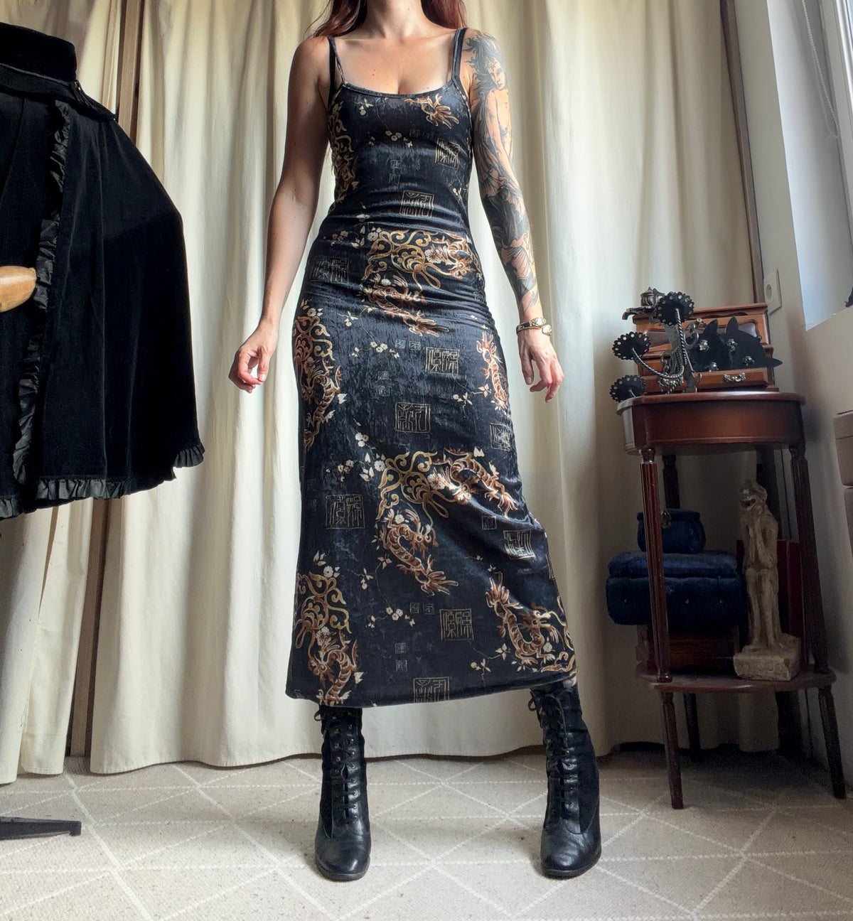 Robe longue velours gris motif dragons asiatiques dorés – taille XS/S