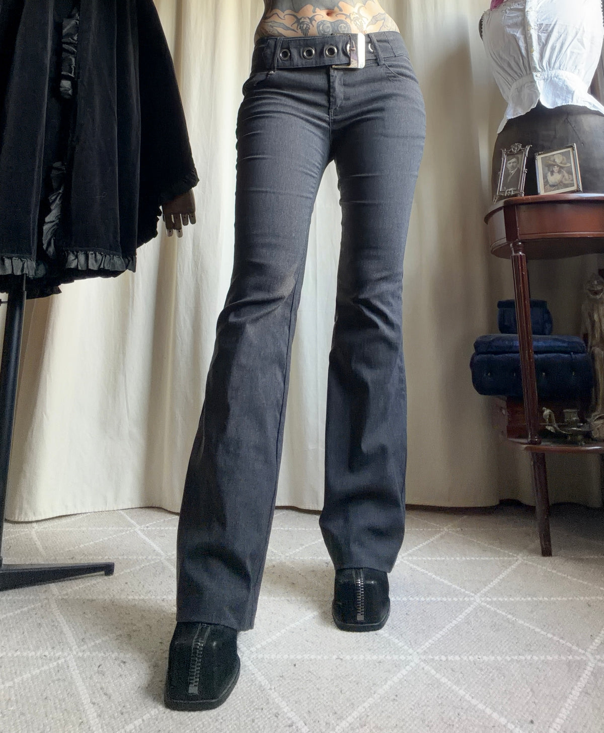Pantalon gris anthracite évasé à ceinture œillets style corporate goth - taille S/M