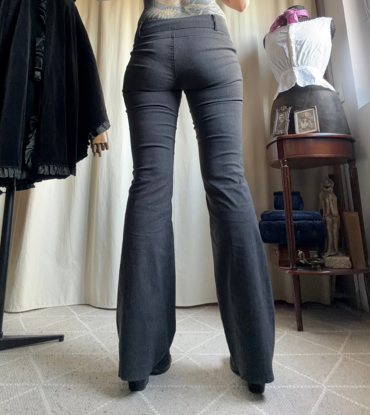 Pantalon gris anthracite évasé à ceinture œillets style corporate goth - taille S/M