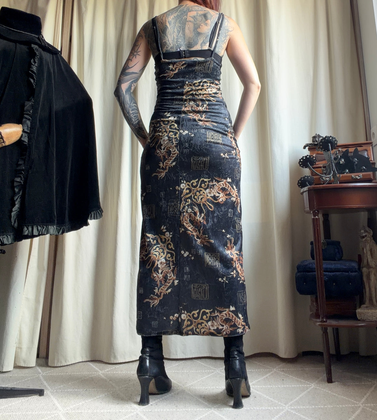Robe longue velours gris motif dragons asiatiques dorés – taille XS/S
