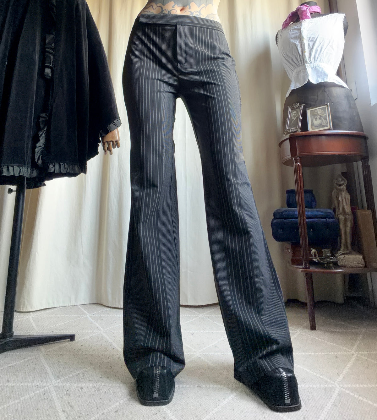 Pantalon noir à fines rayures très évasé style office siren 00s - taille L