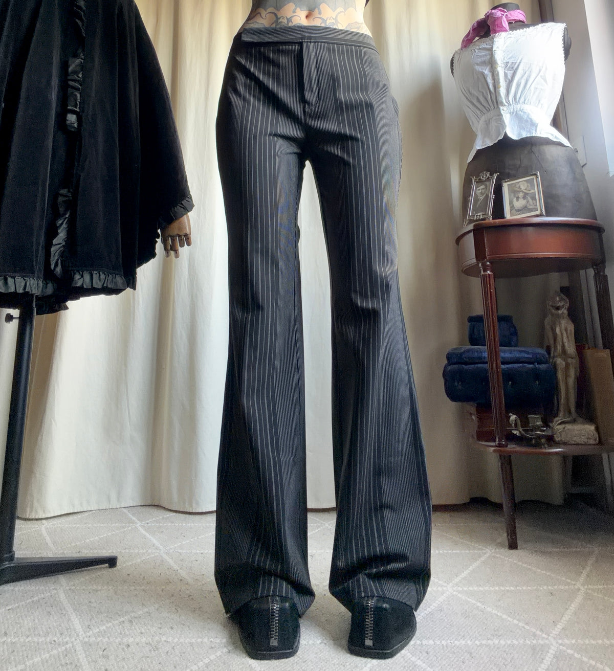 Pantalon noir à fines rayures très évasé style office siren 00s - taille L