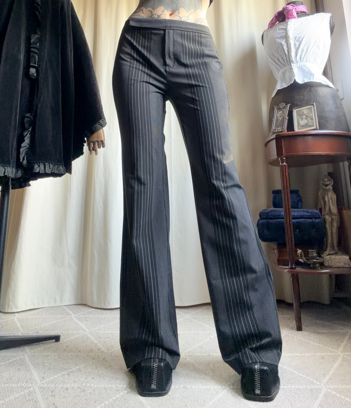 Pantalon noir à fines rayures très évasé style office siren 00s - taille L