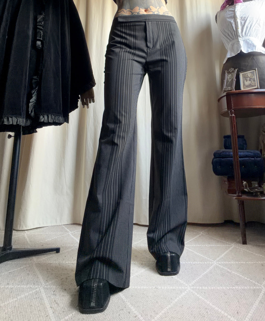 Black pinstriped wide-leg trousers, 00s office siren style - size L