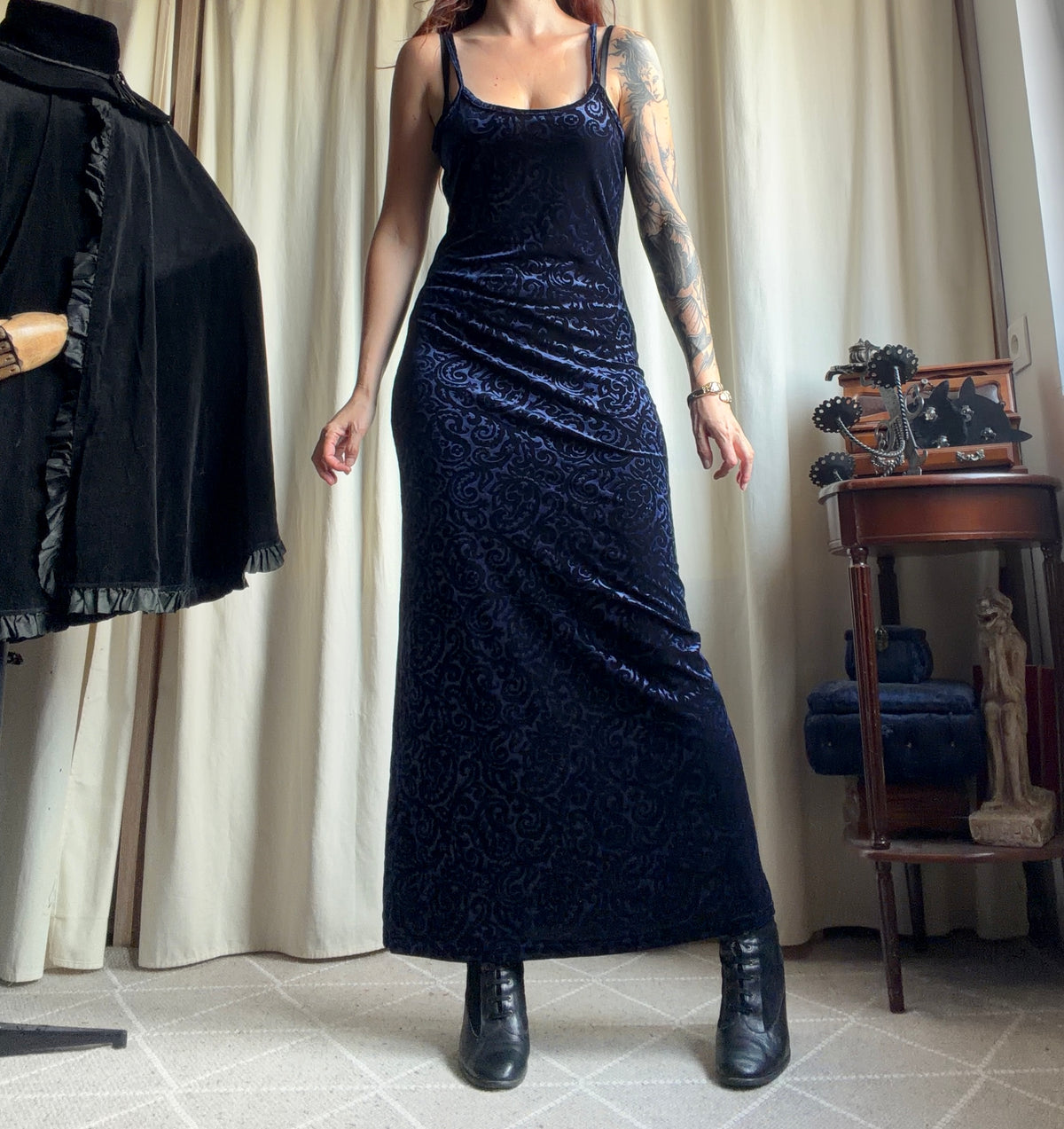 Robe longue velours dévoré bleu nuit à motifs arabesques – taille M/L