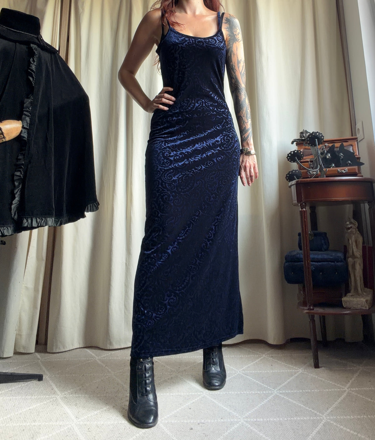 Robe longue velours dévoré bleu nuit à motifs arabesques – taille M/L