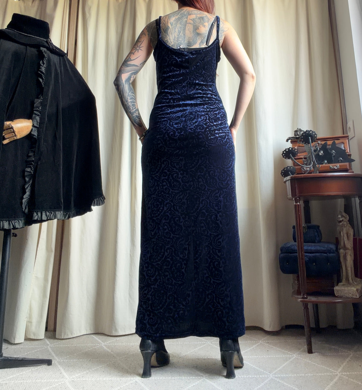 Robe longue velours dévoré bleu nuit à motifs arabesques – taille M/L