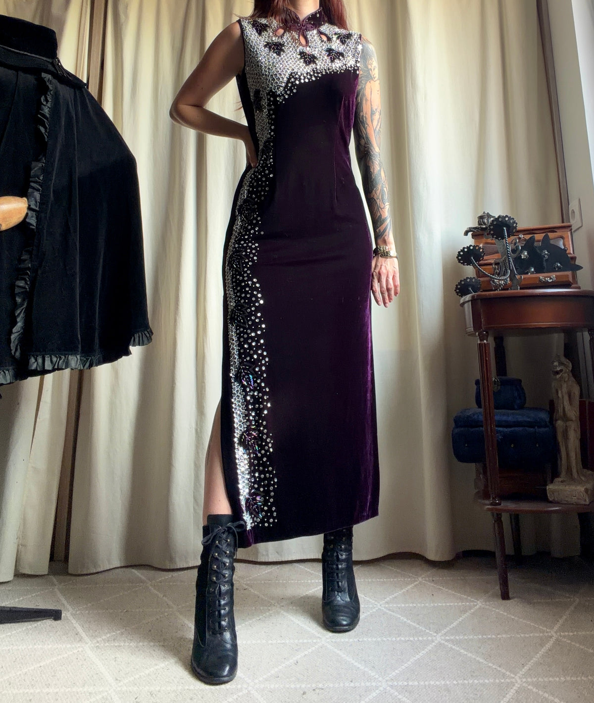Robe longue velours violet sequins brodés col mao – taille M/L
