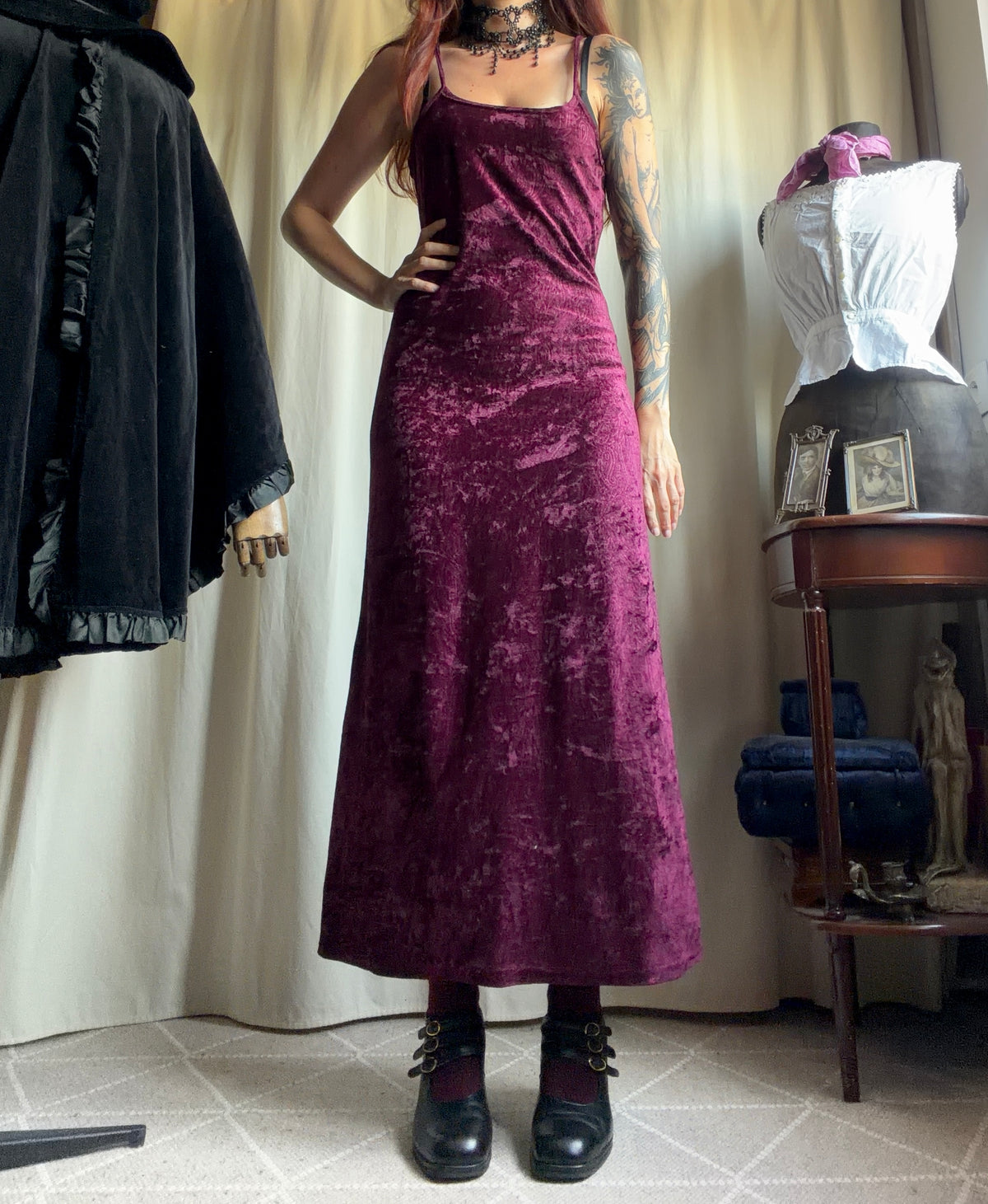 Burgundy velvet long dress with paisley patterns, gothic vampire 90s style - size M/L