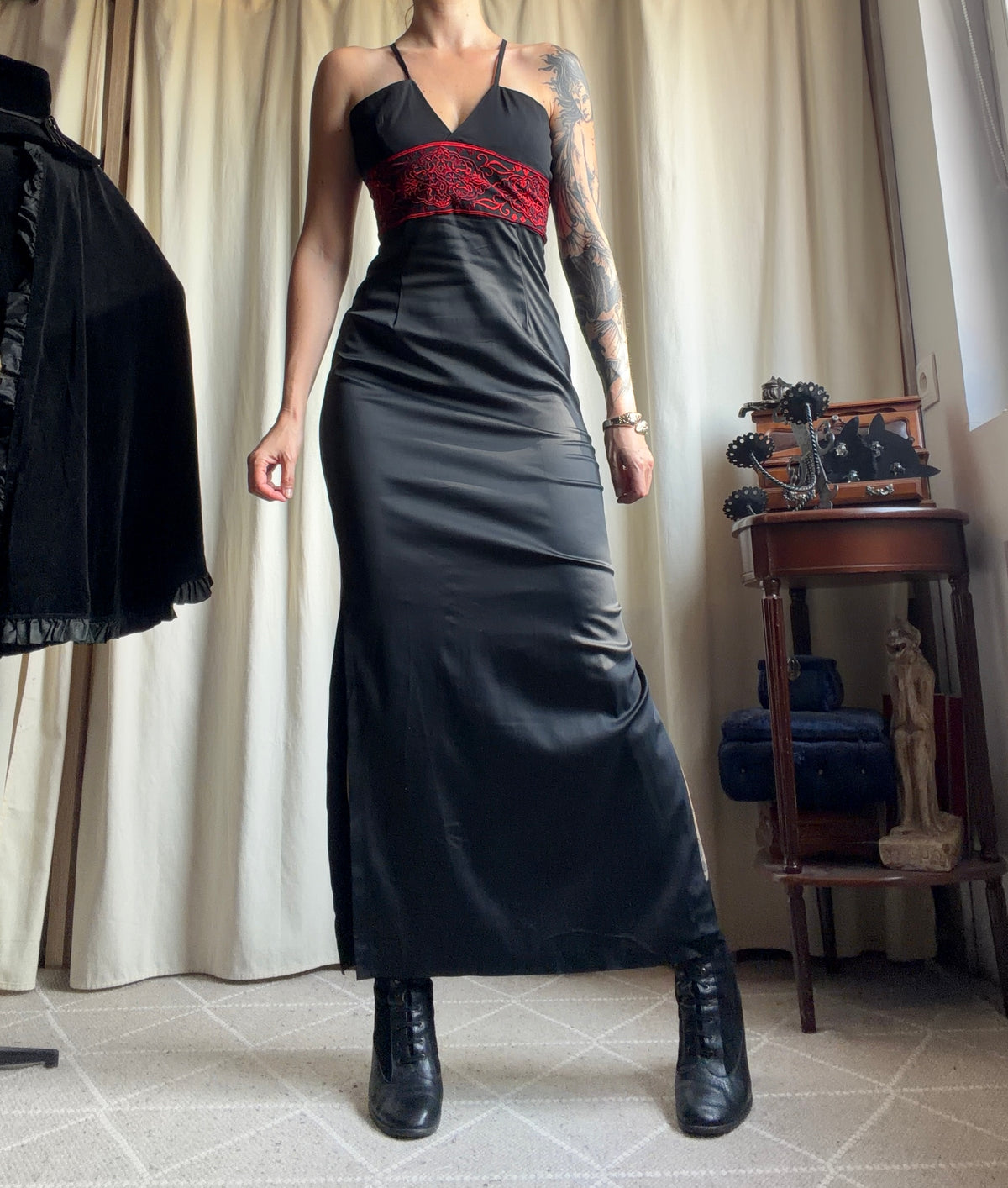 Robe longue satin noir broderies rouges sous poitrine – vampire goth 90s Y2K – taille S
