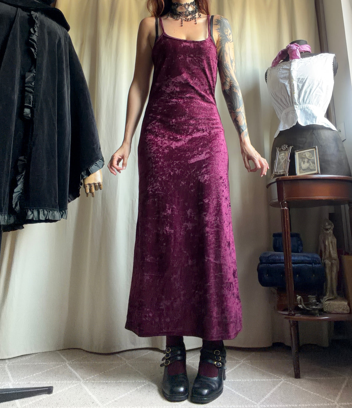 Burgundy velvet long dress with paisley patterns, gothic vampire 90s style - size M/L