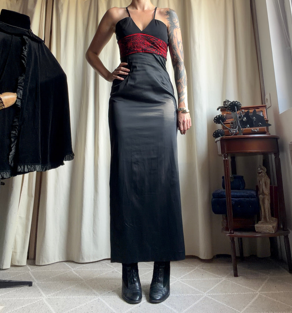 Robe longue satin noir broderies rouges sous poitrine – vampire goth 90s Y2K – taille S