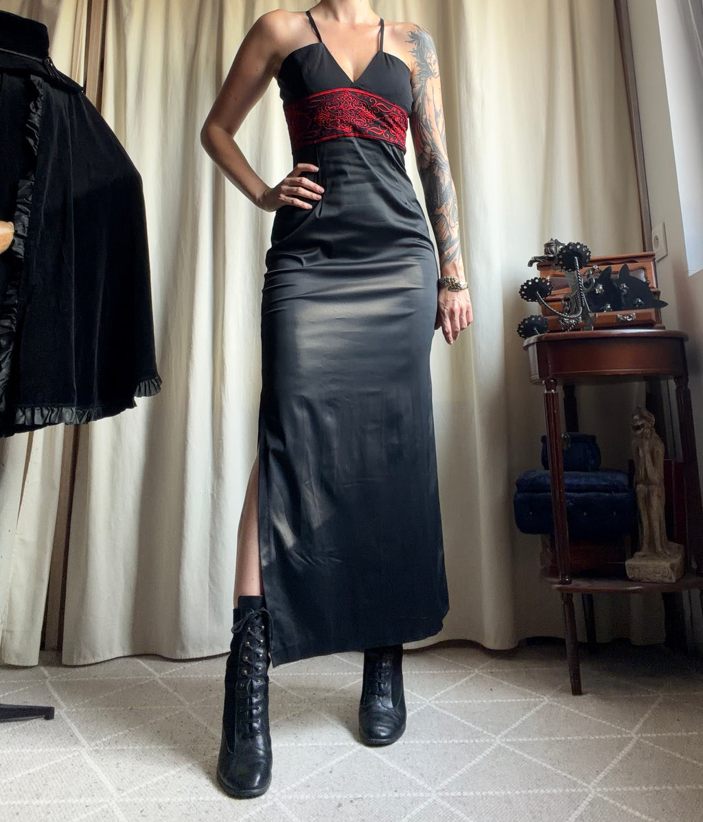 Robe longue satin noir broderies rouges sous poitrine – vampire goth 90s Y2K – taille S