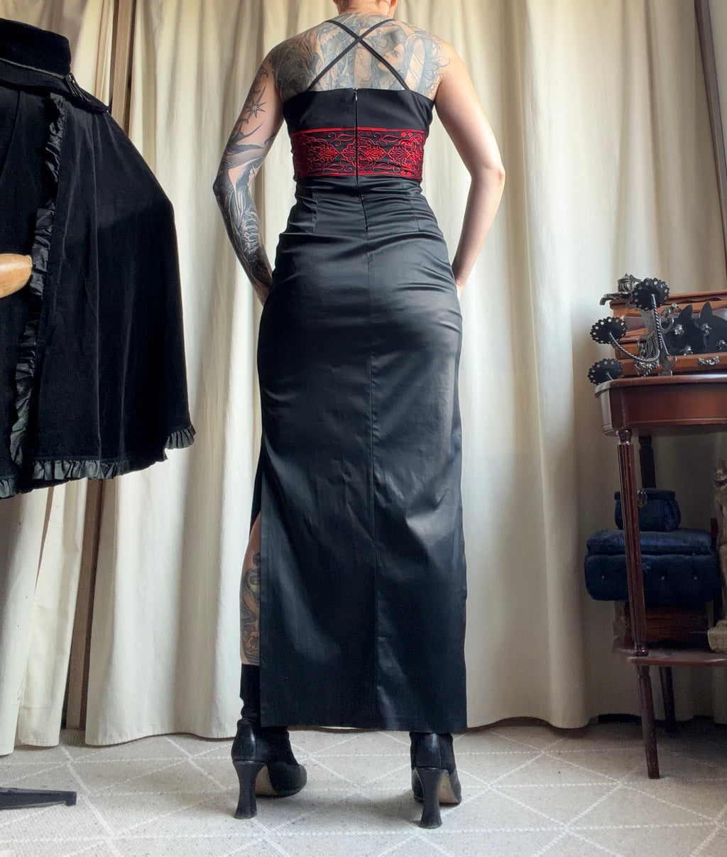 Robe longue satin noir broderies rouges sous poitrine – vampire goth 90s Y2K – taille S