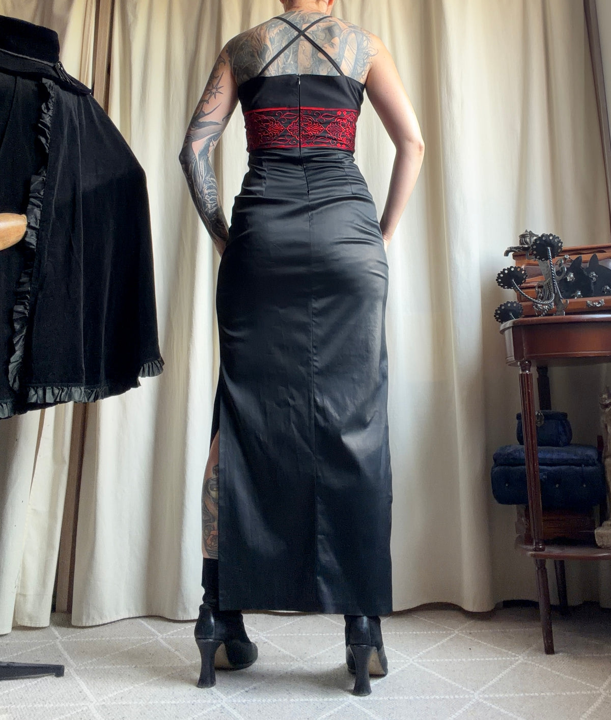 Robe longue satin noir broderies rouges sous poitrine – vampire goth 90s Y2K – taille S