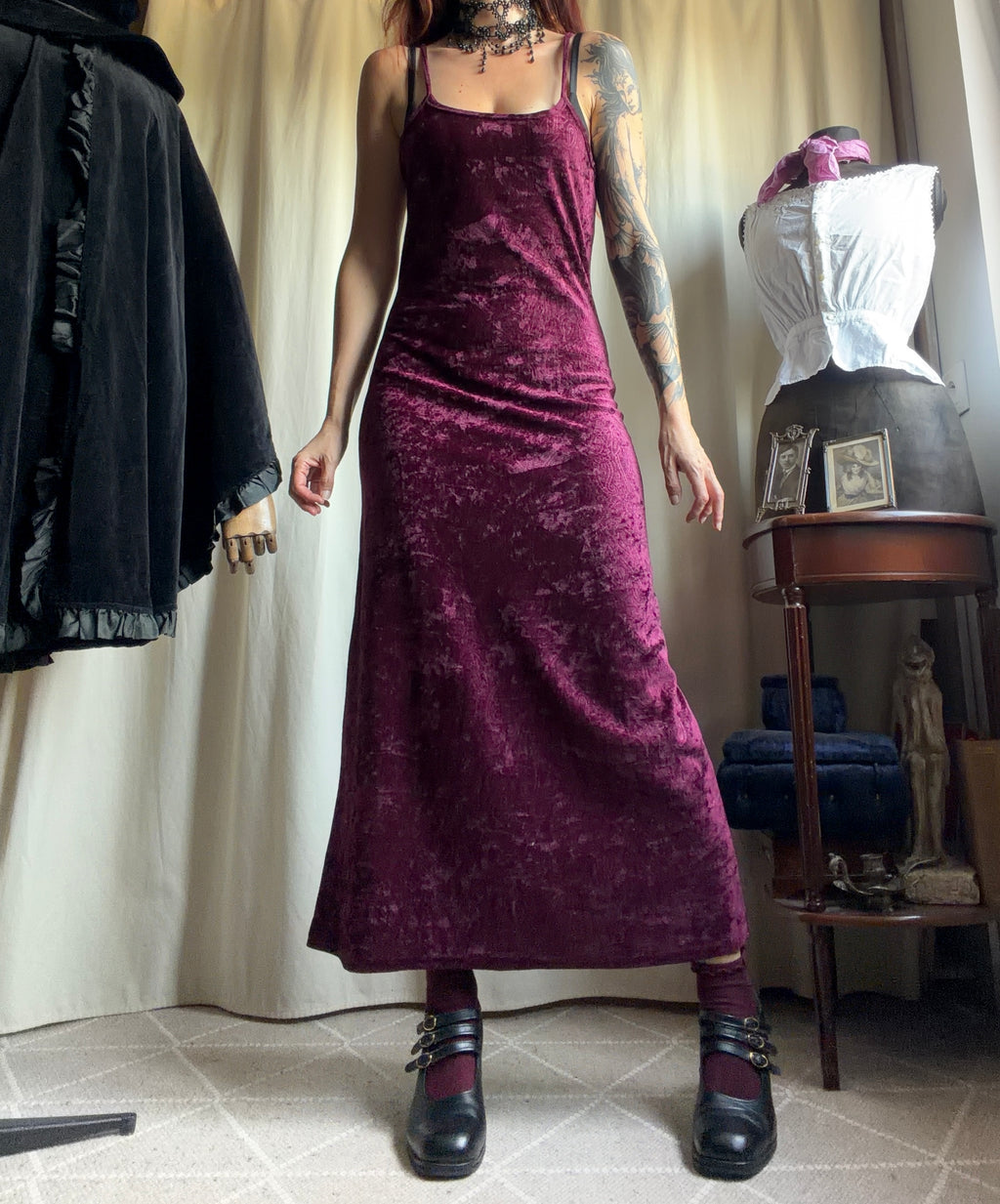 Burgundy velvet long dress with paisley patterns, gothic vampire 90s style - size M/L