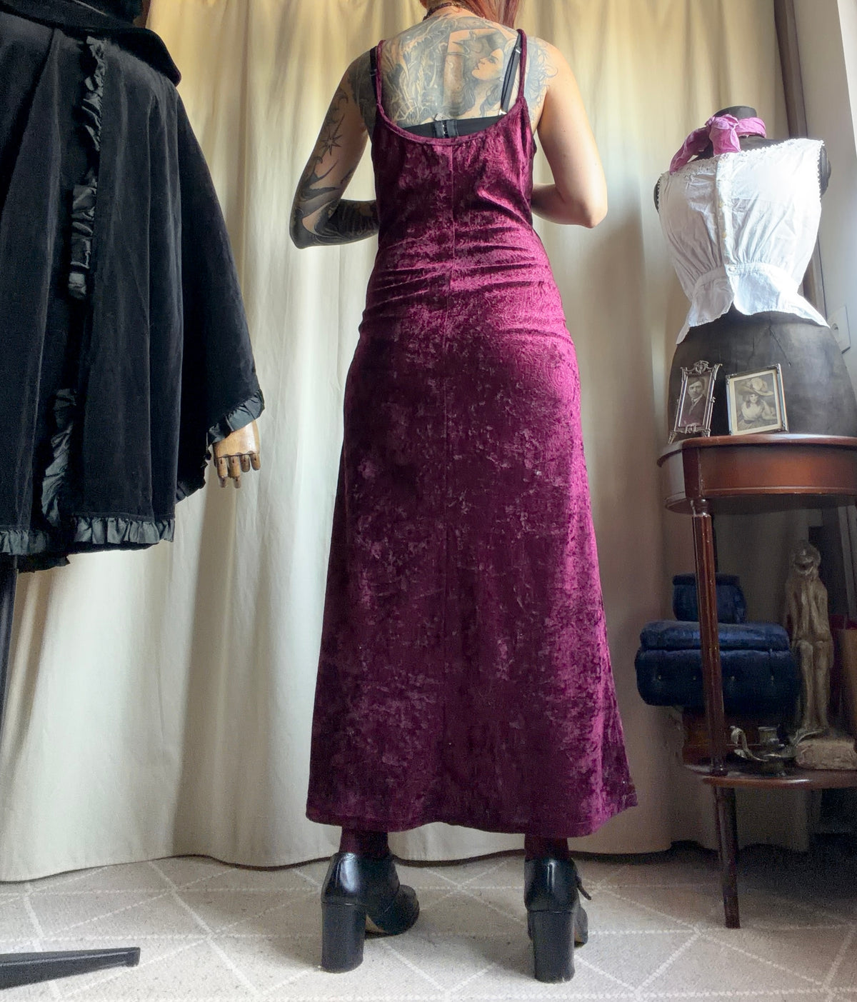 Burgundy velvet long dress with paisley patterns, gothic vampire 90s style - size M/L