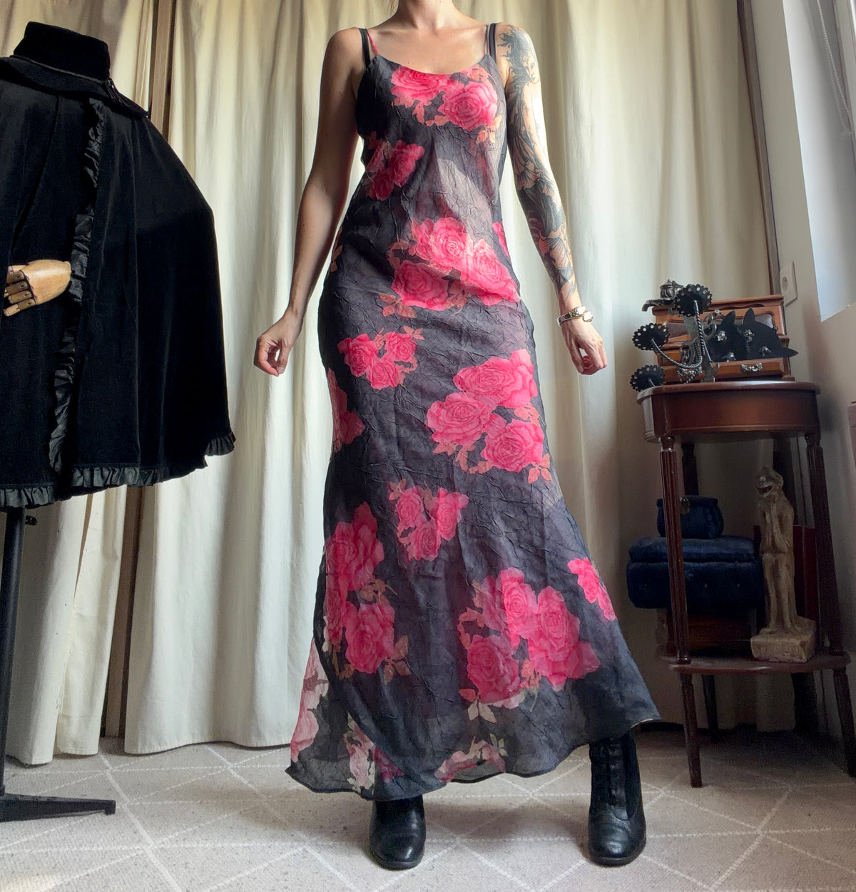 Robe longue grise avec des motifs roses et fines bretelles – taille M