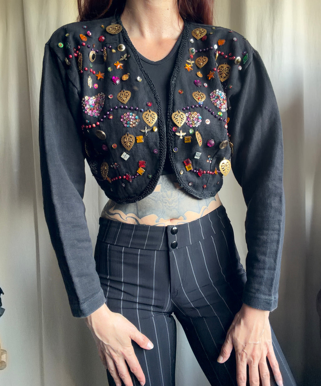 Boléro noir orné de perles strass et breloques style kitsch 80s whimsigoth - taille S