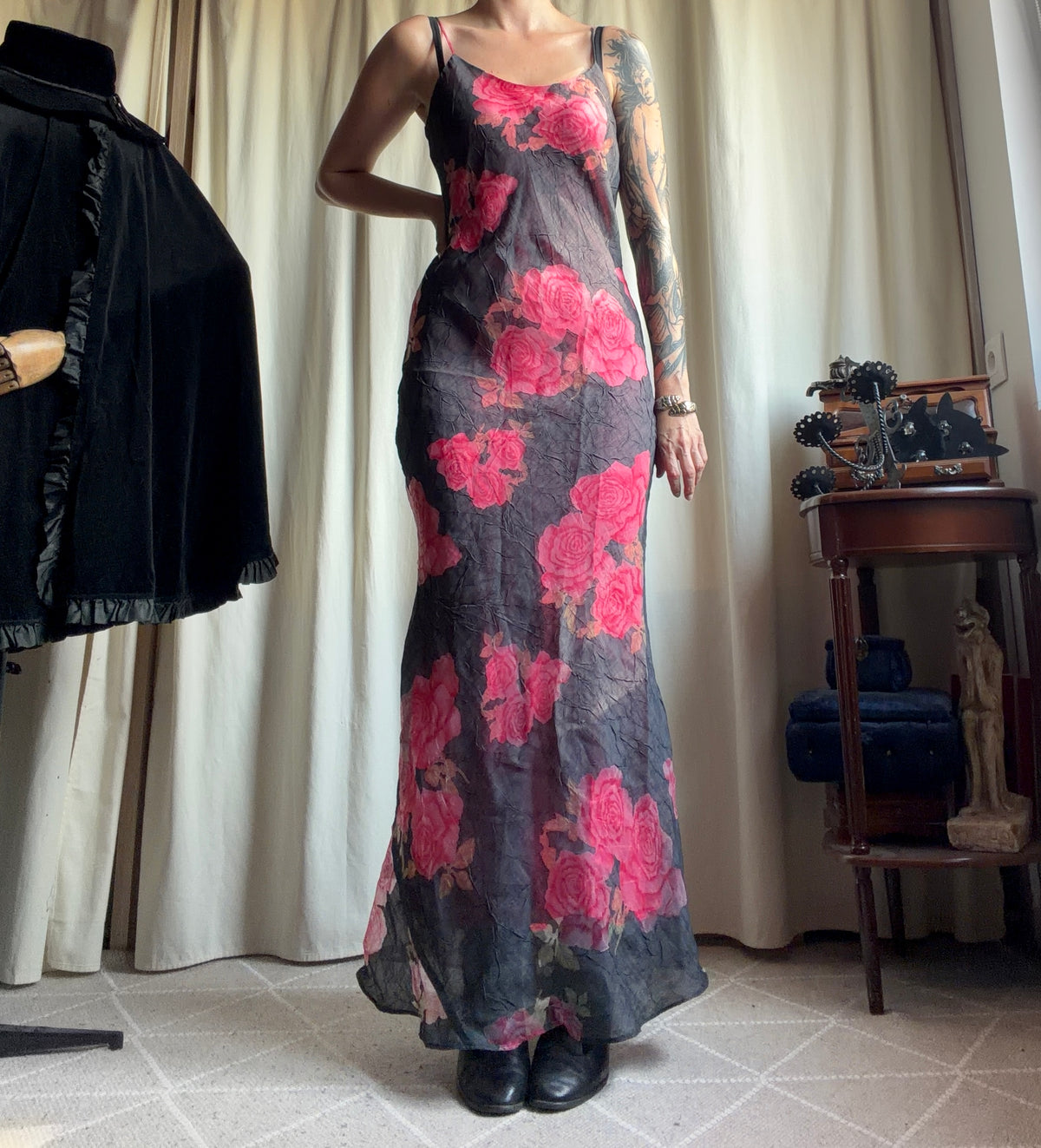 Robe longue grise avec des motifs roses et fines bretelles – taille M