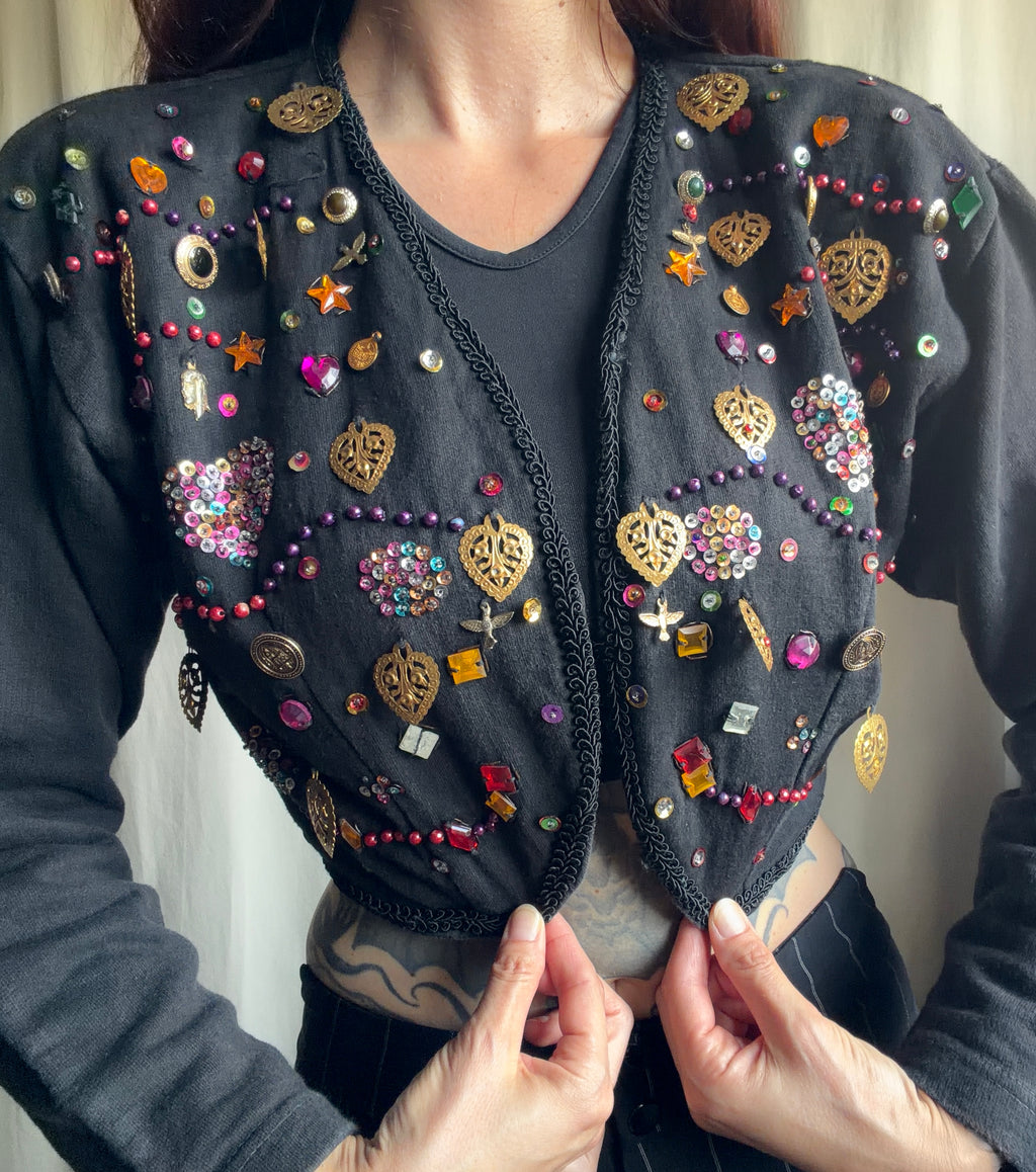 Boléro noir orné de perles strass et breloques style kitsch 80s whimsigoth - taille S