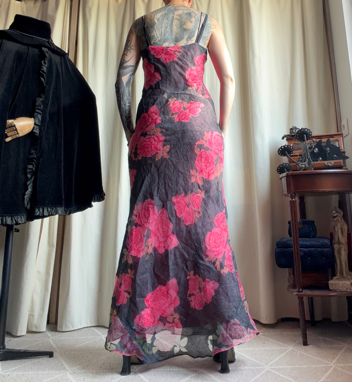 Robe longue grise avec des motifs roses et fines bretelles – taille M