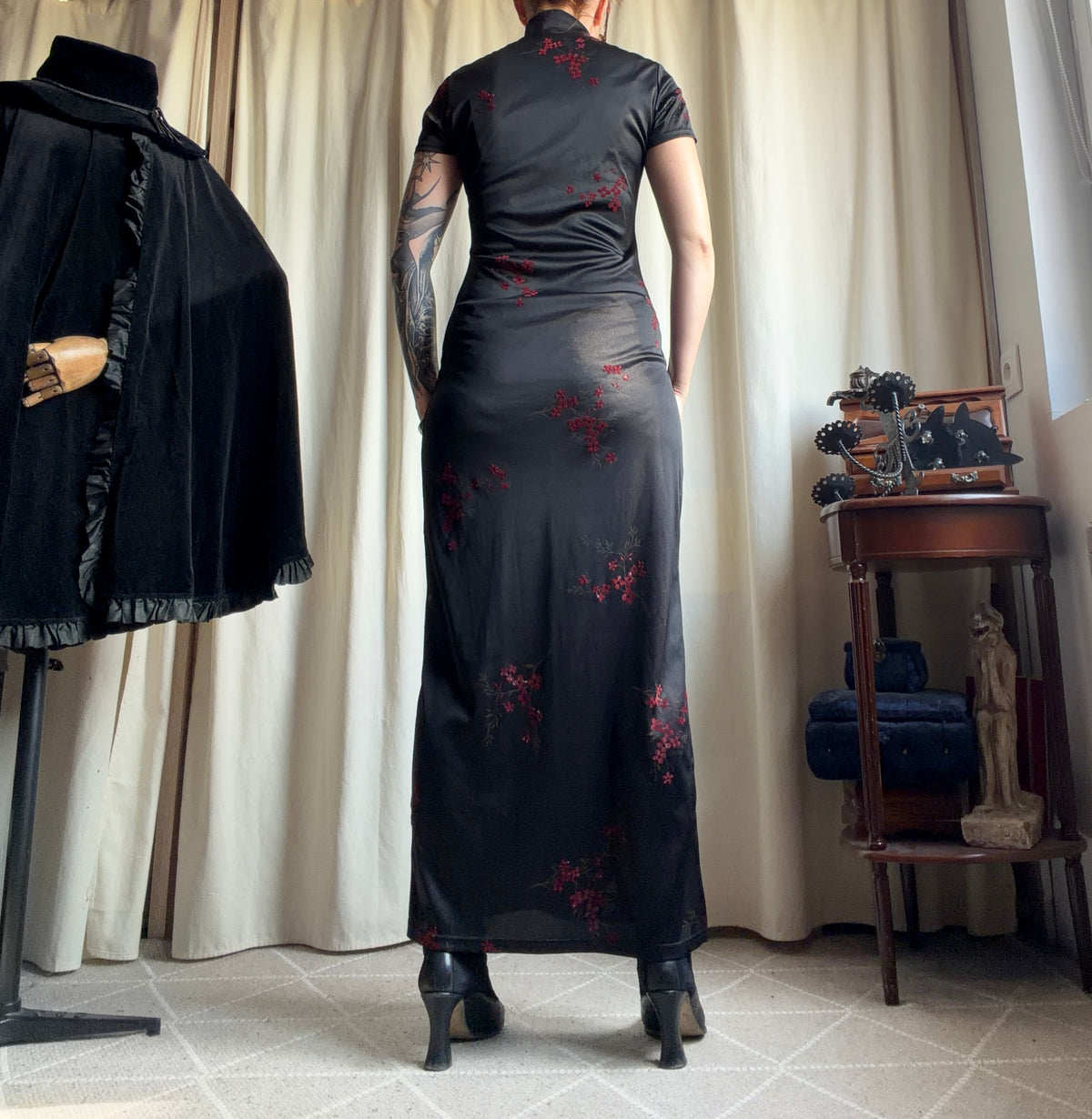 Robe longue noire qipao fleurs rouges style goth 90s – taille S/M
