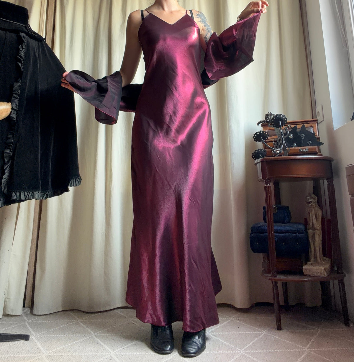 Robe longue bordeaux/framboise satinée avec étole style prom night 90s – taille S/M