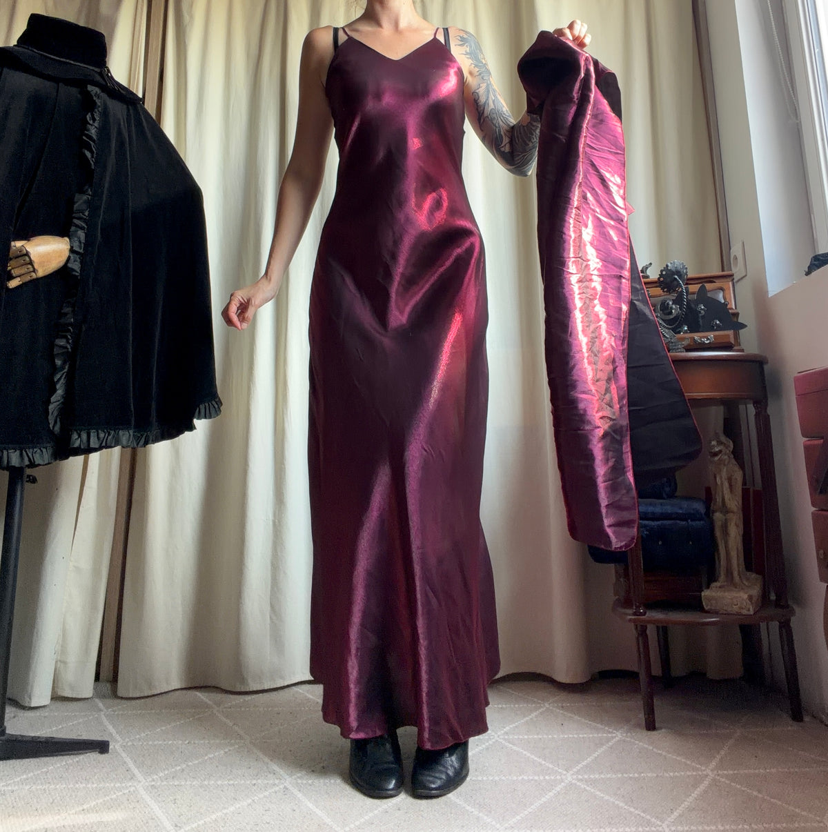 Robe longue bordeaux/framboise satinée avec étole style prom night 90s – taille S/M