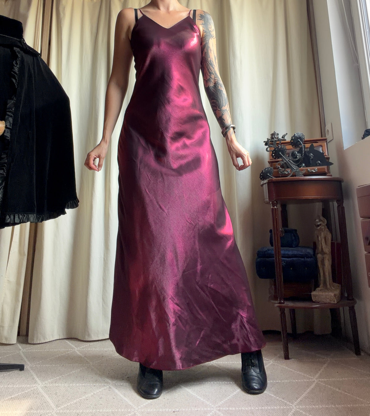 Robe longue bordeaux/framboise satinée avec étole style prom night 90s – taille S/M