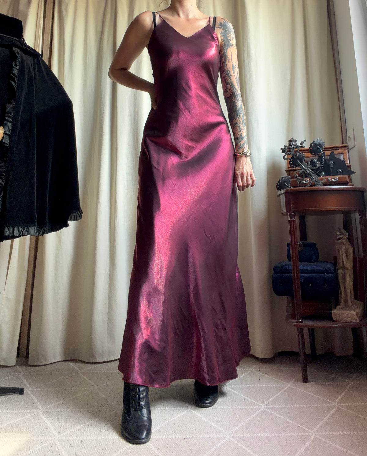 Robe longue bordeaux/framboise satinée avec étole style prom night 90s – taille S/M