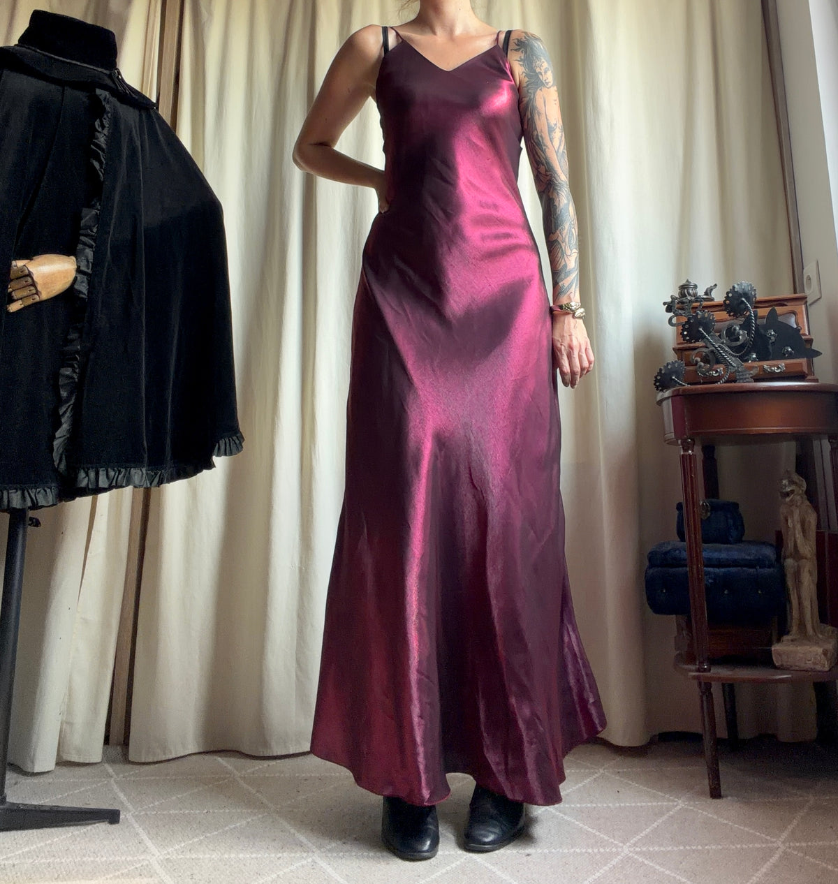 Robe longue bordeaux/framboise satinée avec étole style prom night 90s – taille S/M