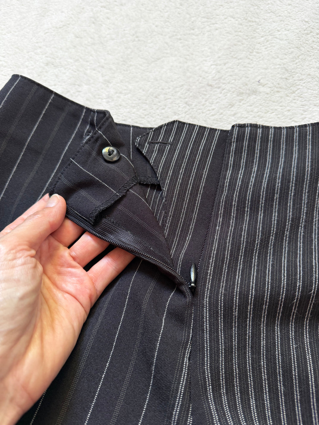 Pantalon noir à fines rayures contrastantes - corporate goth - taille M
