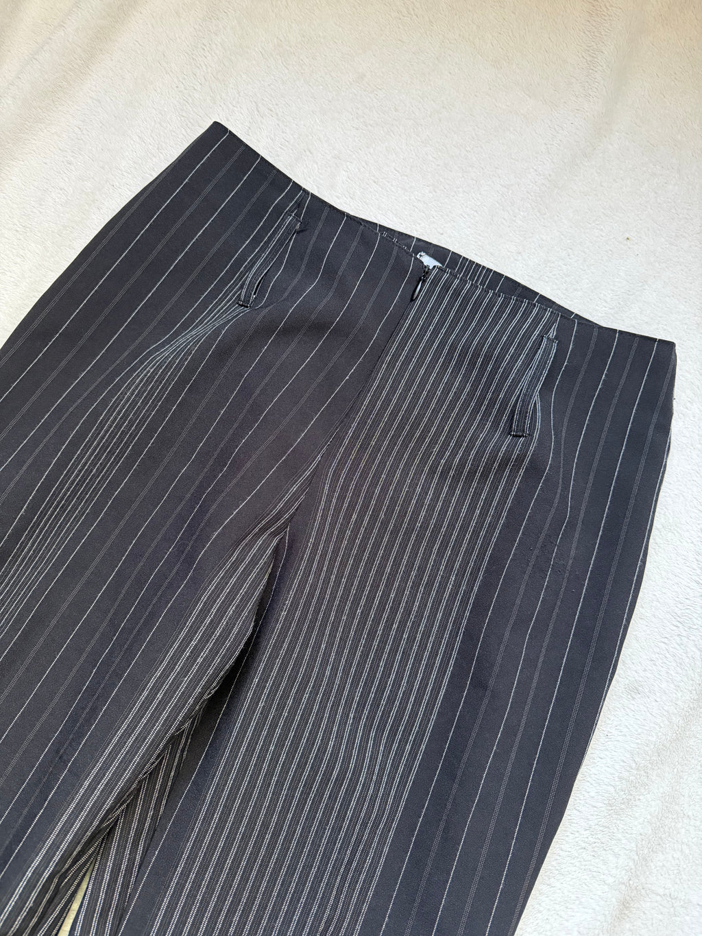 Pantalon noir à fines rayures contrastantes - corporate goth - taille M