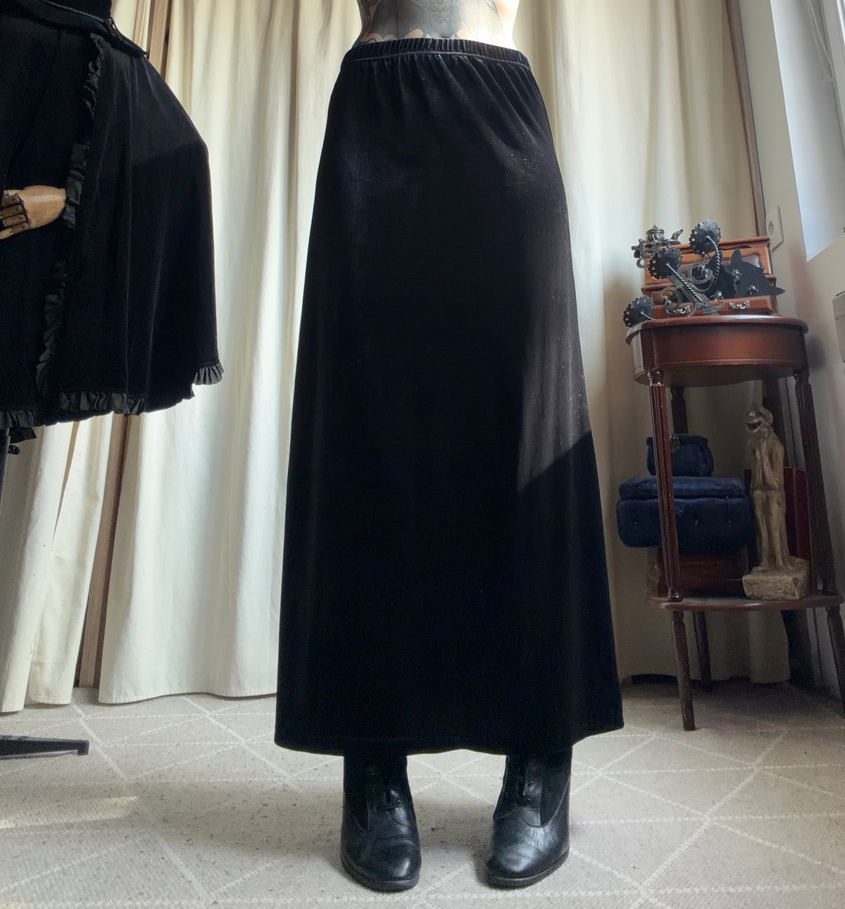 Jupe longue noire en velours style 90s goth – taille M