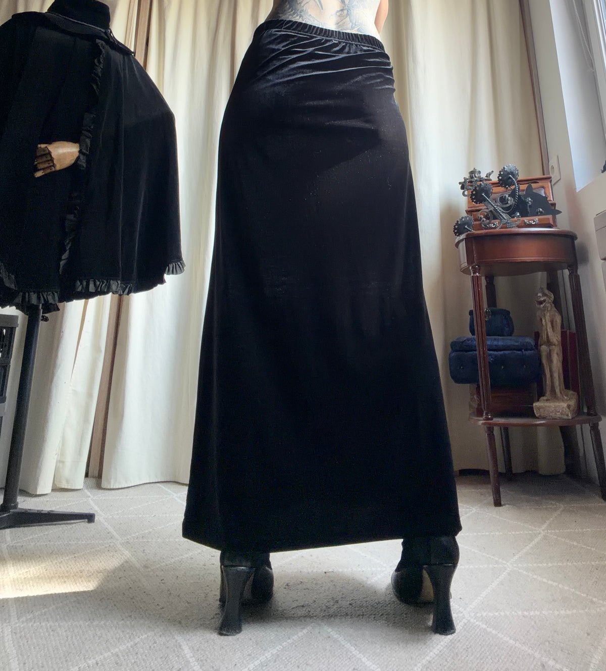 Jupe longue noire en velours style 90s goth – taille M