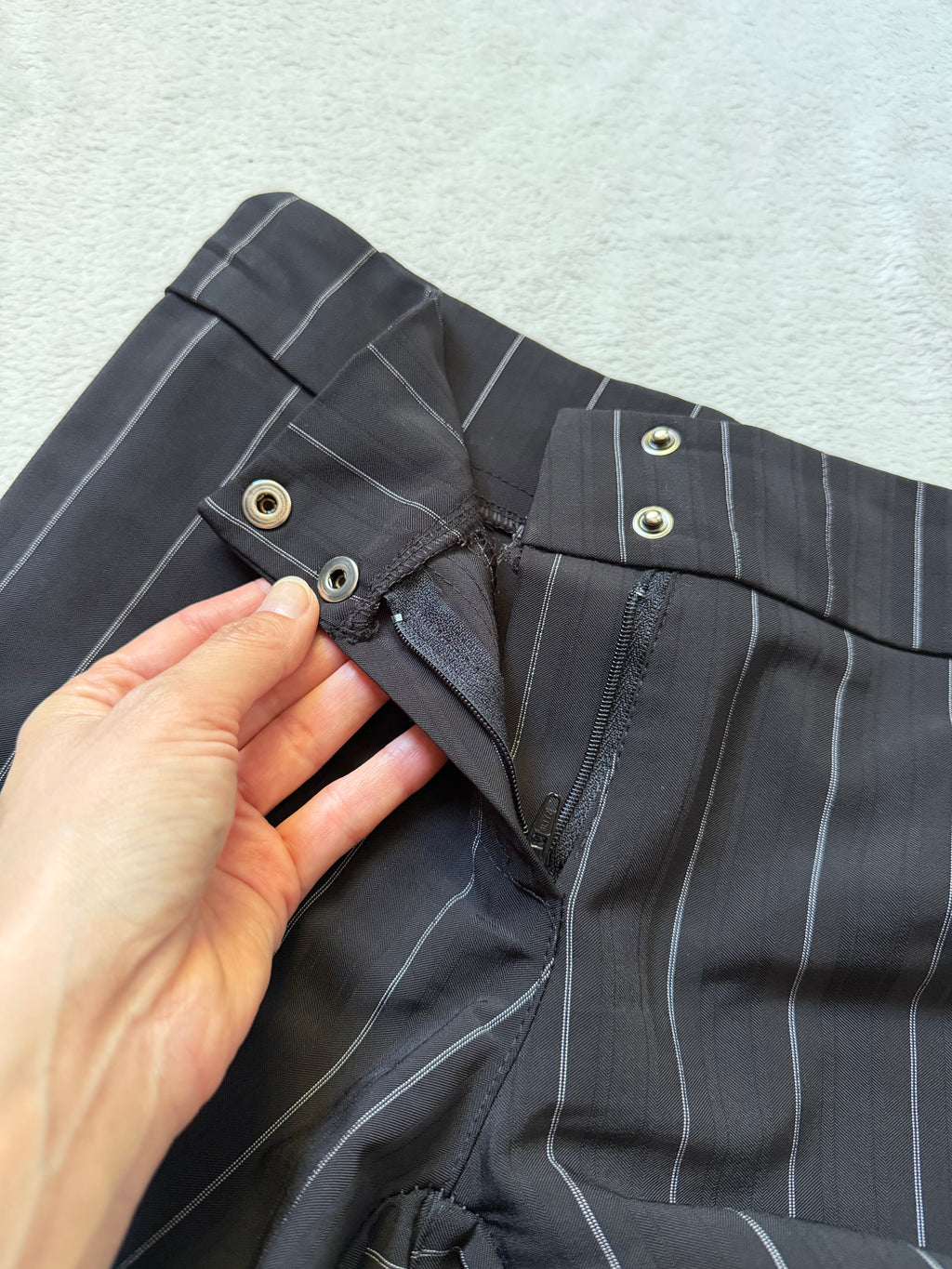 Pantalon noir à fines rayures jambes très évasées style office siren - taille S