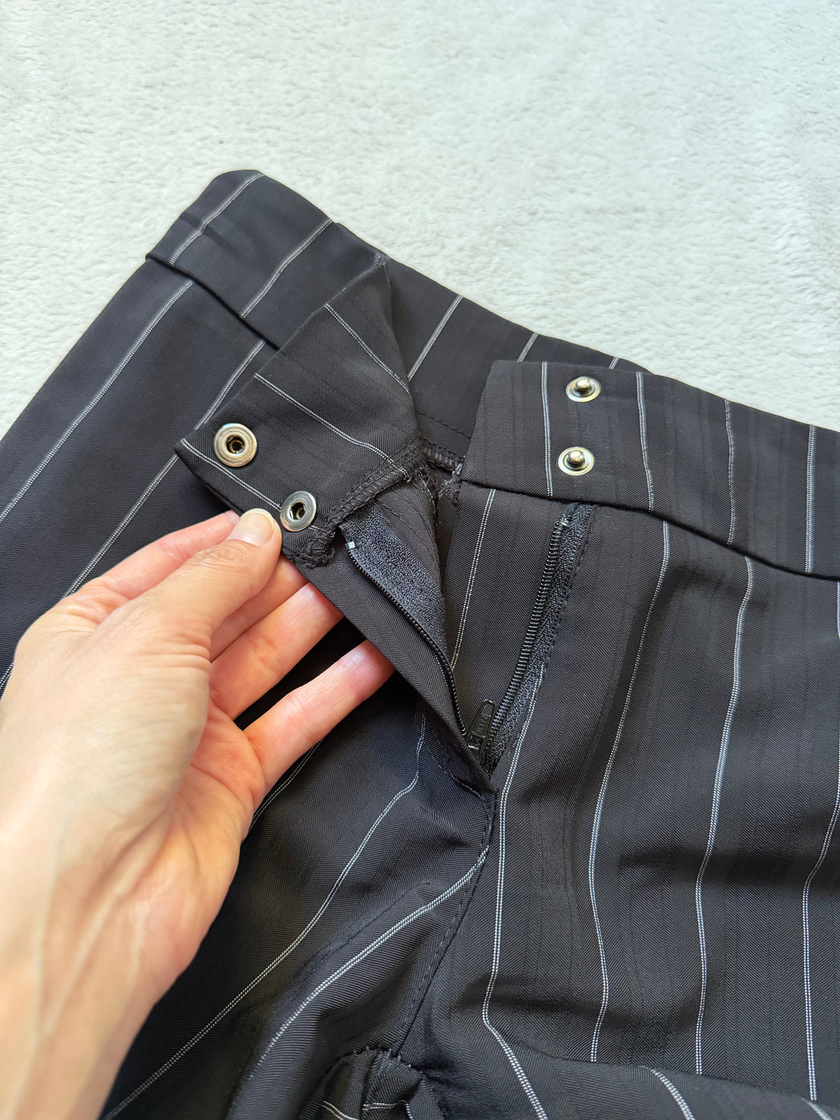 Pantalon noir à fines rayures jambes très évasées style office siren - taille S