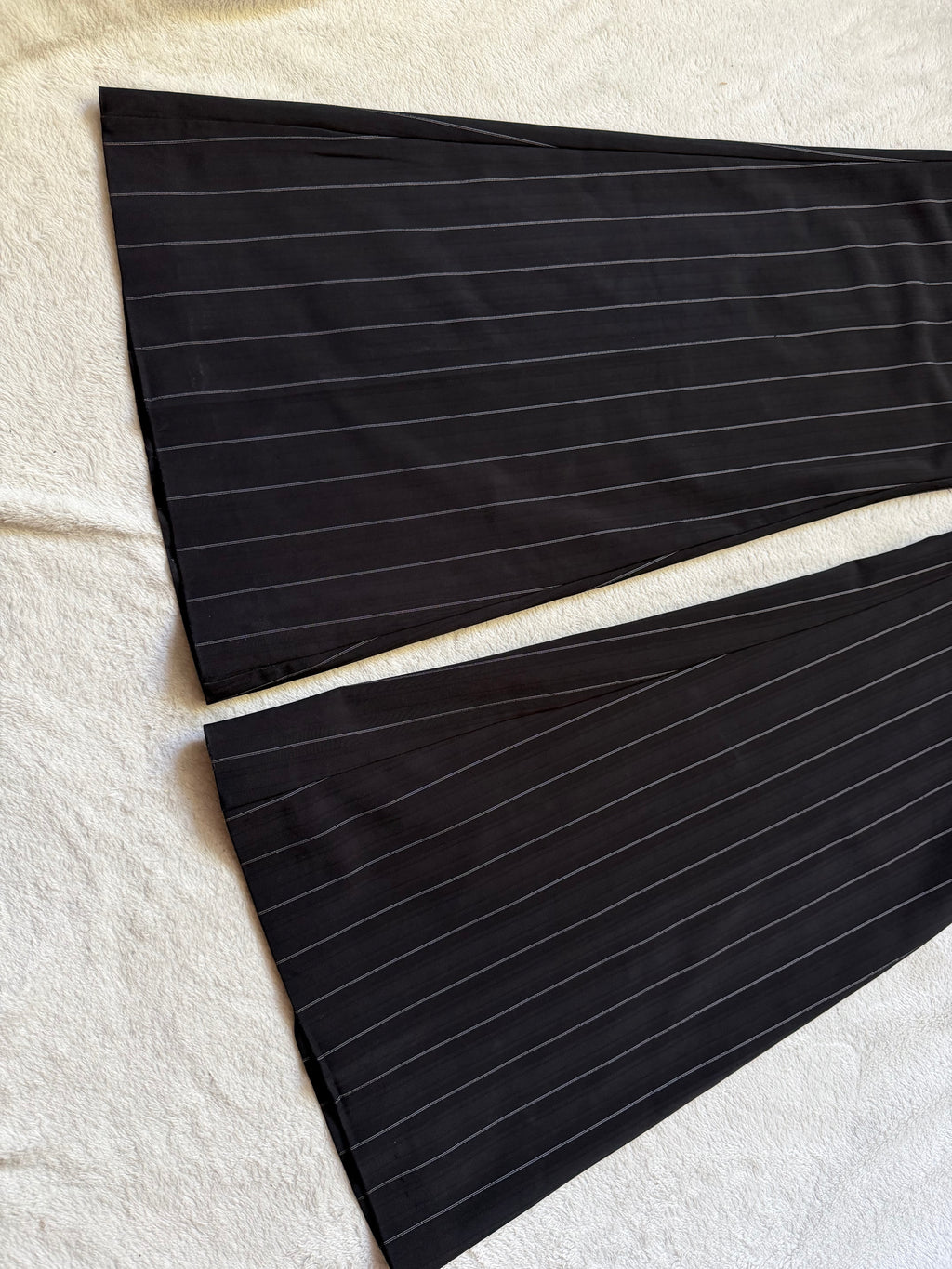 Pantalon noir à fines rayures jambes très évasées style office siren - taille S